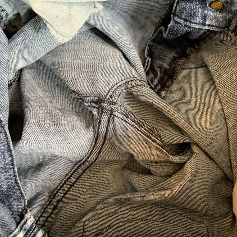 Kut From The Kloth Distressed Straight Jeans 8 - Picture 11 of 11